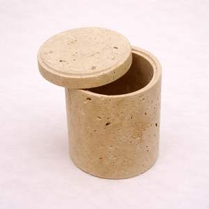 Moderna caja rectangular para joyas de piedra travertino con elegante tapa abatible que ofrece un diseño duradero, textura natural y decoración moderna. - Product Image 6