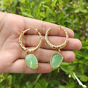 Pendientes de aro llamativos con incrustaciones de chalcedonia crisolítica, de latón chapado en oro de 18k, con textura de serpiente y detalles de circonita cúbica, para mujer. - Product Image 6