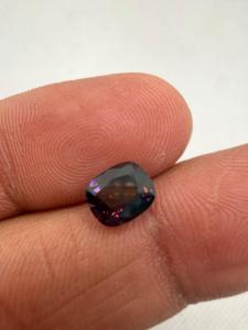 Spinelle naturelle violette foncée de 1,72 ct, taille coussin, non chauffée, de Ceylan, pierre précieuse en vrac avec jeu de couleurs, sans trou pour la joaillerie - Product Image 4