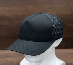 Gorra Trucker Negra de 5 Paneles con Parte Trasera Perforada, Ajustable, con Logotipo Personalizado para Deportes al Aire Libre y Viajes - Product Image 1