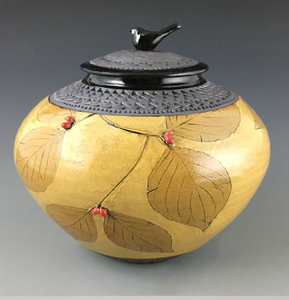 Urne en métal aspect céramique couleur or miel avec motif de feuilles d'automne et un couvercle en forme d'oiseau. Disponible aux prix de gros. - Product Image 1