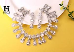 Juego de Joyería Nupcial de Lujo al por Mayor con Diamantes, Collar Gargantilla de Oro Blanco de 14K con Corte de Pera Graduado y Flecos, y Pendientes Colgantes con Halo a Juego - Product Image 3