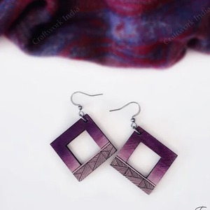 Pendientes Largos de Madera Púrpura Únicos y Elegantes en Oferta, Joyería de Moda para Ocasiones Especiales, Suministro Disponible en Todo el Mundo - Product Image 1
