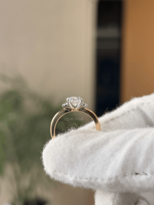 Elegante anillo de novia de oro de 18 quilates con tres diamantes cultivados en laboratorio de 2.371 quilates, centro ovalado y detalles redondos, talla US 6. - Product Image 3