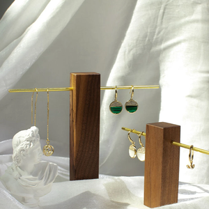 Moderno Expositor de Joyería de Metal con Múltiples Niveles para Organizar Collares, Pendientes, Pulseras y Anillos en un Espacio Minimalista - Product Image 6