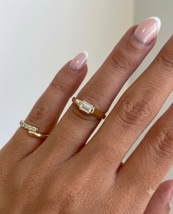 Anillo de Compromiso Clásico con Diamante de Corte Esmeralda Cultivado en Laboratorio para Mujer, en Oro Amarillo de 14K - Product Image 1