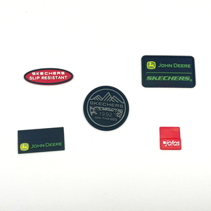 Parche con logotipo de PVC Premium totalmente personalizable para coser o pegar en la parte posterior para zapatos, prendas, bolsas para exteriores - Product Image 2