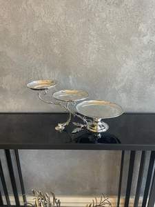 Moderno Soporte Plateado para Servir Chocolate con Tres Recipientes y Marco Curvo, Escultura Contemporánea para Exhibir Bocadillos - Product Image 4