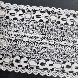 Tissu en dentelle extensible géométrique 17,5 cm en nylon et élasthanne à bord festonné pour lingerie, robes et confection de vêtements - Product Image 2