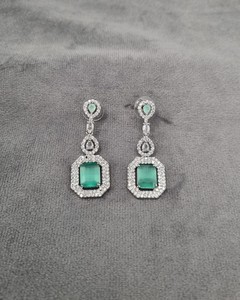 Boucles d'oreilles pendantes en pierre taille radiant avec halo, diamant américain de créateur, plaqué rhodium, vente en gros, élégantes et tendance, pour fiançailles - Product Image 3