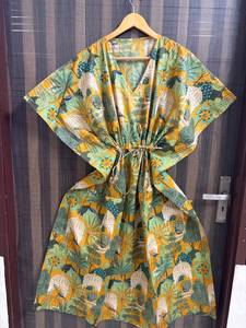 Vestido Kaftán de Mujer 100% Algodón Hecho a Mano con Estampado Floral Botánico, Transpirable, Maxi, para Playa, Viajes y Descanso - Product Image 1