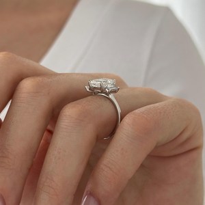 แหวนสามเม็ดเพชรทรงเหลี่ยมและทรงบาแกตต์ 3 กะรัต มรกตสีเขียว F VVS2 ทองคำขาว 14k 18k แบบฝังเรียบ แหวนทริโลจี รับรองโดย IGI - Product Image 4