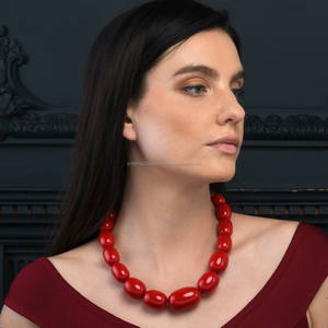 Collier pendentif romantique en résine avec perles ovales rouges pour l'anniversaire des femmes - Product Image 3