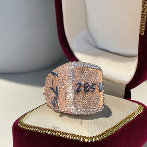 Bague de fiançailles tendance et luxueuse en argent 925 plaqué rhodium avec diamant moissanite hip-hop, sertie à griffes, numéro et lettre personnalisés - Product Image 5