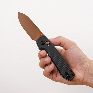 Cuchillos plegables con punta curva y revestimiento marrón, mango texturizado con diamante negro, pomo naranja y cierre deslizante para uso diario al aire libre. - Product Image 1