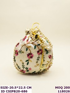 Sac Potli en tissu brodé indien, broderie florale, perles, motifs identiques des deux côtés, Craftstages International, pour cadeaux de mariage, spécial - Product Image 2