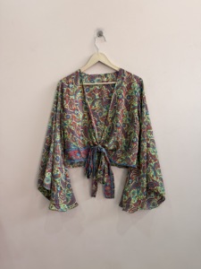 Lote al por mayor de blusas de seda vintage indias para mujer, con mangas acampanadas, estampado floral con lazo frontal, transpirables, de punto, estilo casual. - Product Image 4