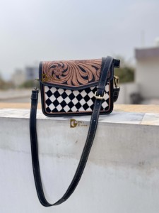 Bolso de Hombro de Cuero Tallado a Mano de Diseño Exclusivo al por Mayor, Estilo Bohemio Gitano, Hecho a Mano, con Patrón de Damas de Reino Occidental - Product Image 3