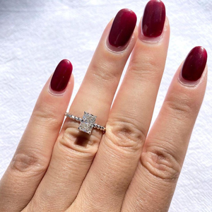 Anillo de compromiso solitario de diamante blanco corte radiante Regal, con taladro trenzado y engaste de plata. - Product Image 1