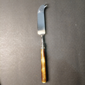 Juego de 4 Cuchillos para Queso de Lujo, Diseño Clásico, Mangos Ecológicos de Resina Imitación Ámbar, Rebanador, Esparcidor, Tenedor y Pala de Acero Inoxidable - Product Image 5