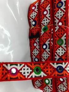 Dentelle Gamthi attrayante avec des coutures solides et une brillance durable, idéale pour les collections de mariage et de Navratri. - Product Image 4