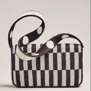 Sac à bandoulière géométrique noir et blanc à motif à carreaux et perles brodées pour femme, idéal pour les soirées et événements, avec rabat - Product Image 1