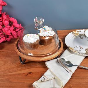 Support à gâteau en verre transparent Aqdus Saleem avec dôme, plateau rond en bois pour présentation de desserts avec pieds en métal, modèle Aq145 pour table de mariage ou de fête - Product Image 1