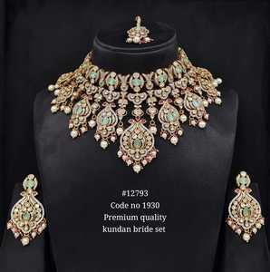 Conjunto de collar nupcial Kundan 12793 chapado en oro mate con piedra verde y perlas de imitación para boda, estilo clásico para mujer - Product Image 2