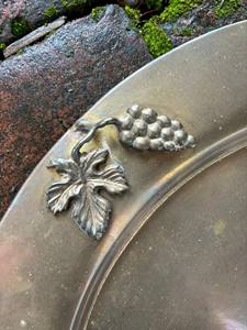 Assiette de présentation à bord festonné, vaisselle ronde de luxe pour la décoration de mariages et d'événements - Product Image 3