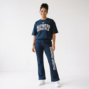 Ensemble de survêtement deux pièces pour femme, style streetwear, comprenant un T-shirt imprimé à épaules tombantes de haute qualité et un pantalon de survêtement évasé à coupe ample - Product Image 1