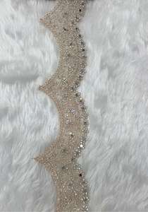 En gros, garniture en dentelle ethnique indienne à perles, avec travail miroir et bord festonné, aspect fait main, pour la décoration brodée de kaftans et de saris - Product Image 3