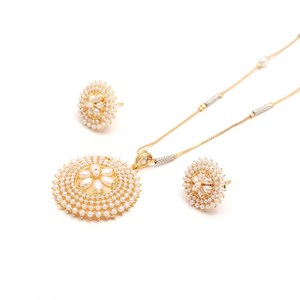 Conjunto de Collar y Pendientes de Perlas Blancas con Baño de Oro y Adornos Florales RAY FINE ORNATES, Joyería de Boda para Novia, Regalo, Certificado IGI - Product Image 1