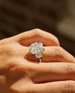 Bague de mariage vintage pour femme en or blanc 14 carats plaqué, avec trois diamants de laboratoire certifiés taille radiant de 5,00 carats, Tishya Diamond - Product Image 3