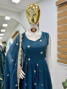 Conjunto de Lehenga Anarkali Azul Bordado en Oro con Lentejuelas y Dupatta de Resham, Sin Mangas, Traje Tradicional Indio para Bodas y Diwali - Product Image 2