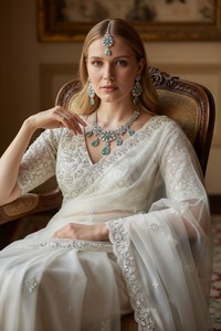 Exquisito conjunto de joyería con detalles en verde menta y diamantes americanos, con colgante de circonita brillante en forma de abanico y aretes para mujer. - Product Image 2