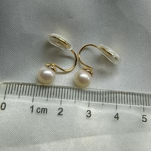 ต่างหูแบบหนีบมุกน้ำจืดไร้ตำหนิ ขนาด 6.5-7 มม. รูปทรงขดม้วนแบบกันยุง  สามารถปรับแต่งได้ พร้อมคลิปหนีบหูสีเงินฟรี - Product Image 4