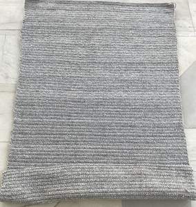 Tapis à rayures tricoté à la main, texture épaisse, prix d'usine, fabriqué en polyester, idéal pour les intérieurs de luxe et l'extérieur. - Product Image 6