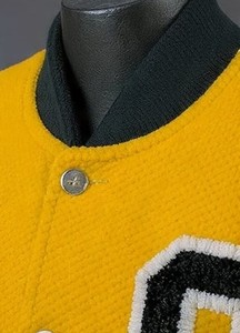 เสื้อแจ็คเก็ตวาร์ซิตี้ผู้ชายพร้อมโลโก้ตัวอักษรปักด้านหน้า - Product Image 2