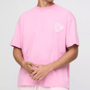 เสื้อยืดคอกลมแขนสั้นผู้ชายสีชมพู พร้อมดีไซน์กระเป๋าปักลายหัวใจ ผ้าเจอร์ซีย์คอตตอนลำลอง ไซส์พลัส - Product Image 6