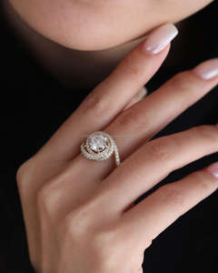 Anillo de Boda Clásico para Mujer con Diamante Cultivado en Laboratorio de 2 Quilates, Corte Brillante Redondo, Engaste de Garras, Oro Amarillo de 14 Quilates, Rodio, Certificado IGI - Product Image 4