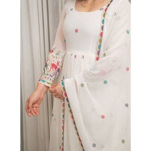 Vestido de Diseñador Hecho a Mano con Estampado Floral, Corte en A, Cintura Imperio, Tela de Chifón y Dupatta para Fiestas - Product Image 2