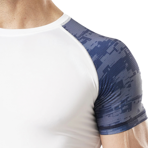 T-shirt de compression personnalisé pour homme, blanc et bleu, à manches courtes raglan, col ras du cou, ajusté, pour l'entraînement, protection anti-UV, vêtement de sport athlétique, sous-vêtement technique - Product Image 5