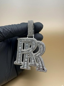 จี้เพชรโมอิสซาไนต์ทรงบาแกตต์แบบกำหนดเอง เงินแท้ 925 ประดับเพชรเต็มตัวอักษร จี้ตัวอักษรชื่อหรูหรา สไตล์ฮิปฮอป สำหรับเป็นของขวัญ - Product Image 2