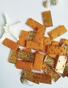 Jeu de dominos en résine avec motifs créatifs faits à la main pour collectionneurs, activités familiales, fêtes et loisirs à la maison - Product Image 1