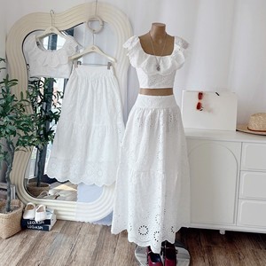 Elegante Conjunto de Top Corto y Falda Midi de Algodón 100% Bordado en Blanco Sólido para Vacaciones de Verano - Product Image 4