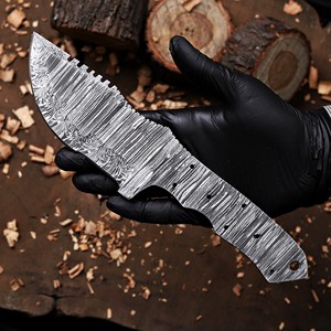 Cuchillo de Caza Nórdico de Acero de Damasco con Hoja Entera y Funda Scount, 10 Pulgadas, Kit OEM/ODM - Product Image 4