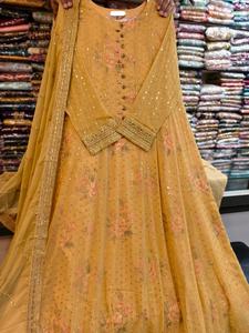 Vestido de gasa suave combinado con gasa bordada. duppatta. Una decoración elegante y detallada. Trabajo de raisham puro mezclado con secuencias mate - Product Image 3