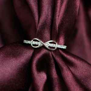 Anillo Infinito de Plata de Ley con Piedras de Moissanita - Elegante Anillo de Promesa de Amor de Lujo para Ella, Regalo de Aniversario de Bodas, Minimalista - Product Image 4
