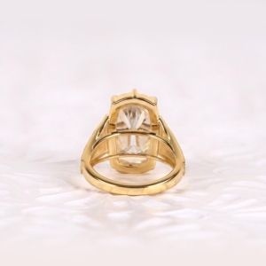Bague de mariage vintage Art Déco en or 14 carats plaqué rhodium avec diamant de laboratoire taille ancienne mine 5.0 CT, sertie à griffes, taille coussin allongée - Product Image 4