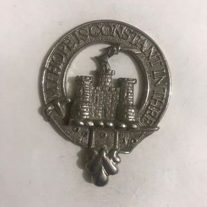 Écusson du blason du Clan Sinclair, généralement fabriqué en étain. Il peut être porté sur une casquette, une écharpe ou un kilt pour montrer son allégeance au clan. - Product Image 5